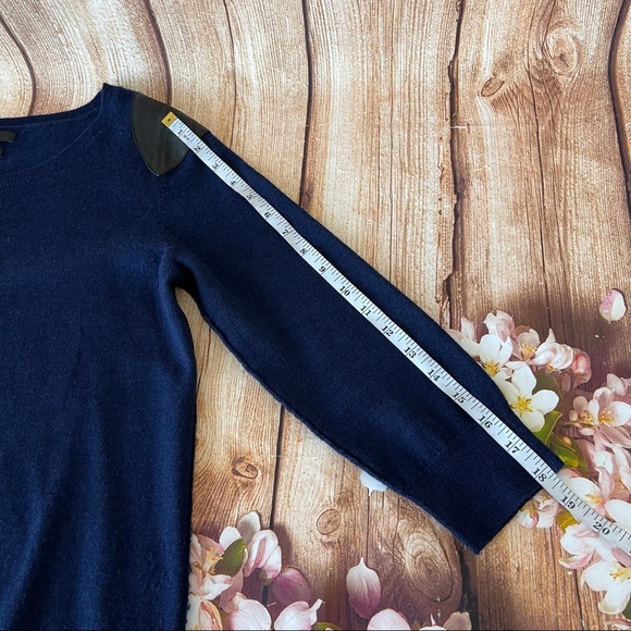 Tahari Navy with Leather shoulder patches 100% Merino wool sweater crew neck M - Picture 10 of 11